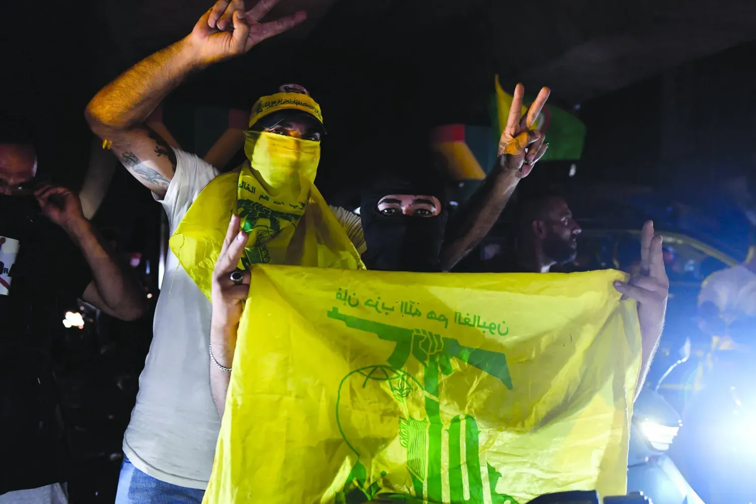 Hizbullah destekçileri, Beyrut'un güney banliyölerinde hükümetin silahları geri çekme kararına karşı düzenlenen protesto yürüyüşünde (EPA)