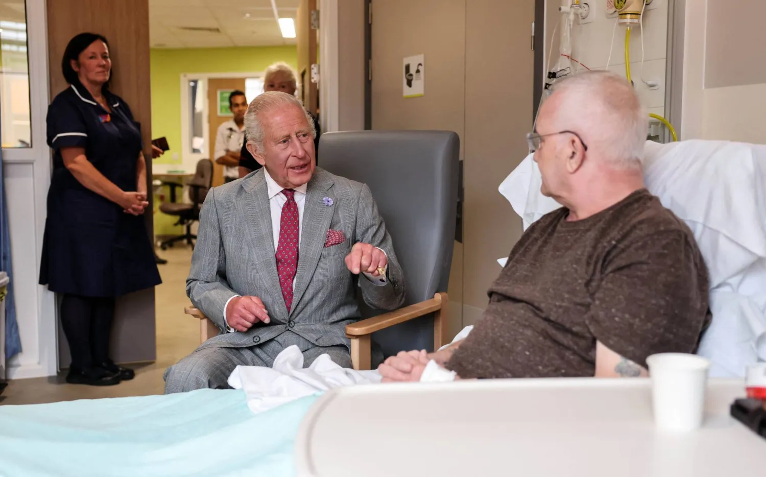 الملك البريطاني تشارلز يلتقي مريضاً خلال زيارة لافتتاح مستشفى جامعة ميدلاند متروبوليتان في سميثويك بالقرب من برمنغهام (أ.ف.ب)