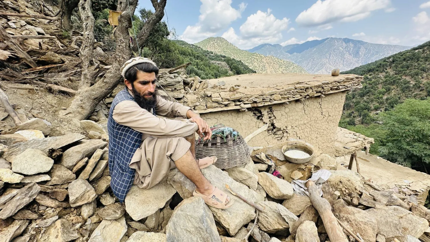 أحد السكان المحليين المتضررين من الزلزال يُجري مسحاً للمنازل المتضررة في كونار بأفغانستان 4 سبتمبر 2025 (إ.ب.أ)