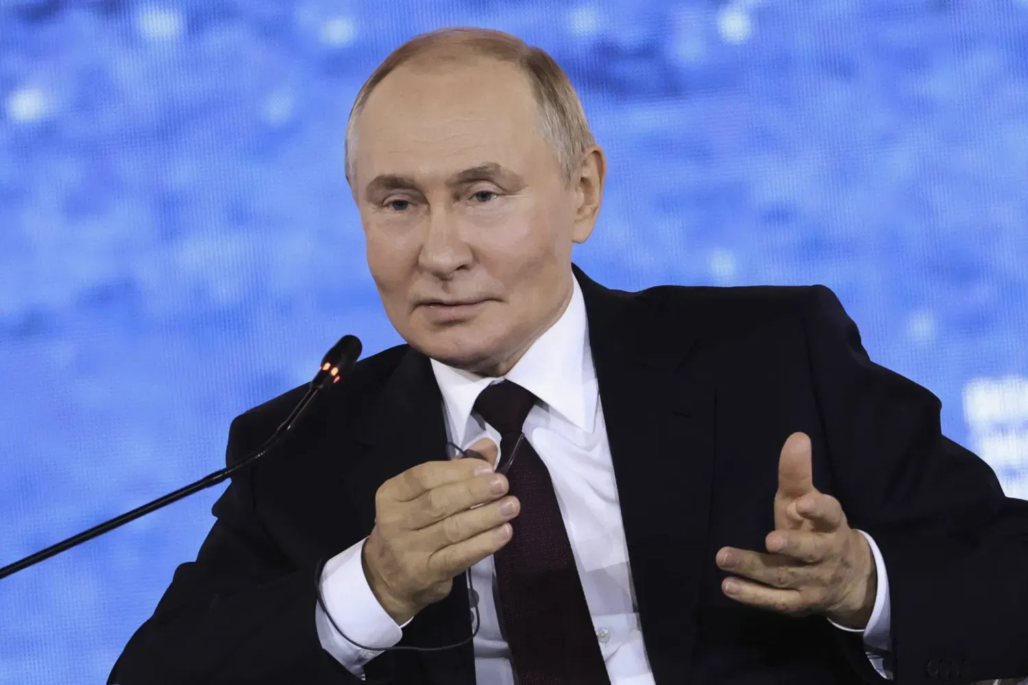 Rusya Devlet Başkanı Vladimir Putin'in Vladivostok'ta düzenlenen Doğu Ekonomik Forumu'nun genel oturumuna katılımı sırasında... Rusya 5 Eylül 2025 (AP)
