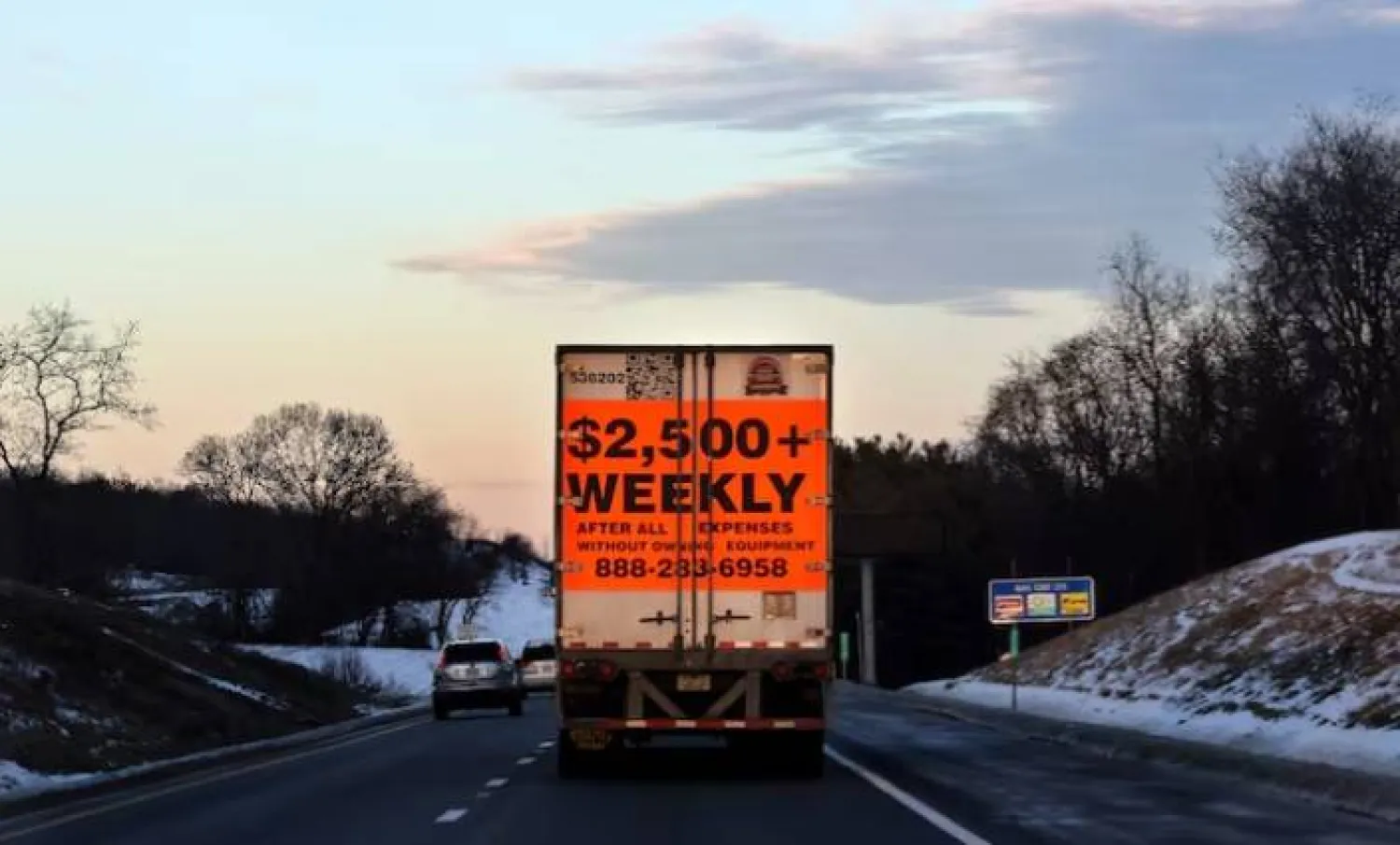 شاحنة تعرض فرص عمل في قطاع النقل تسير على الطريق السريع 81 قرب ستاونتون - فيرجينيا (رويترز)