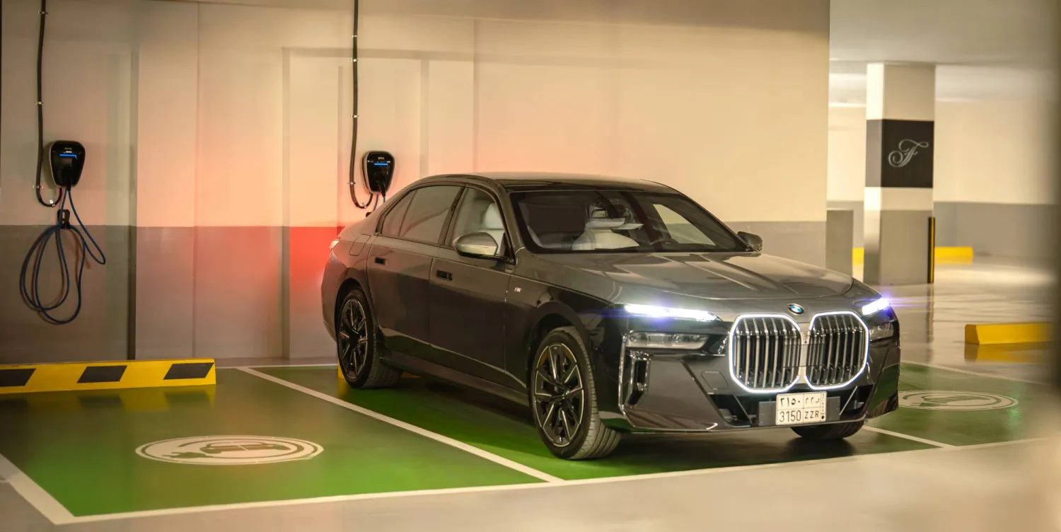 «فيرمونت رملة الرياض» يعزز التزامه بالاستدامة بالشراكة مع «بي إم دبليو» عبر تركيب محطات شحن كهربائية دعماً لـ«رؤية 2030»