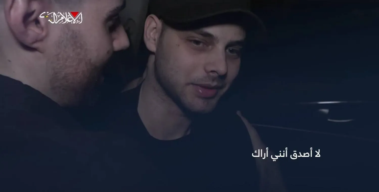 صورة من الفيديو الذي نشرته «كتائب القسام» يظهر فيه رهينتان إسرائيليان