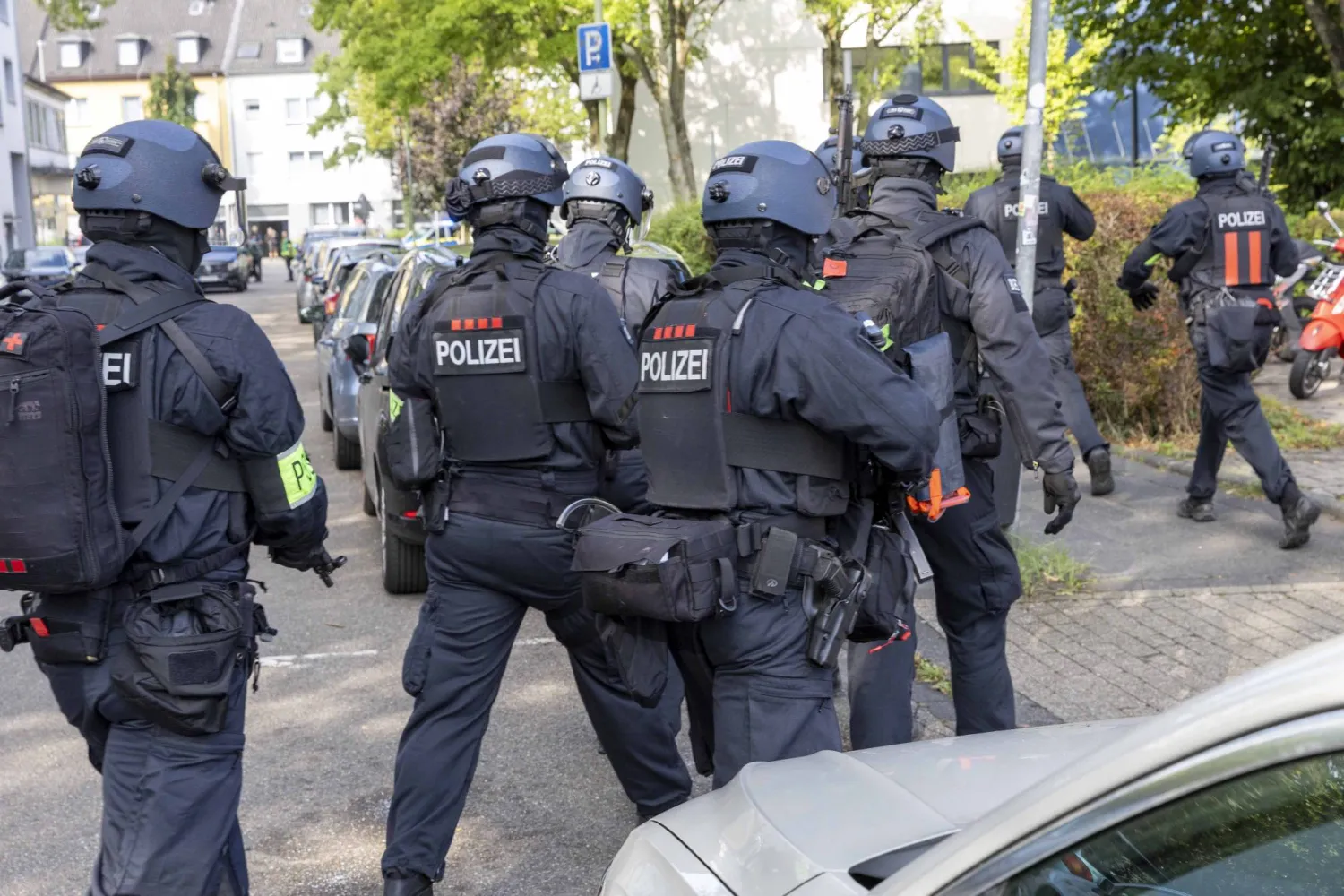 Policemen are seen on September 5, 2025 outside a vocational college in Essen, western Germany. (Photo by Justin BROSCH / DPA / AFP) 