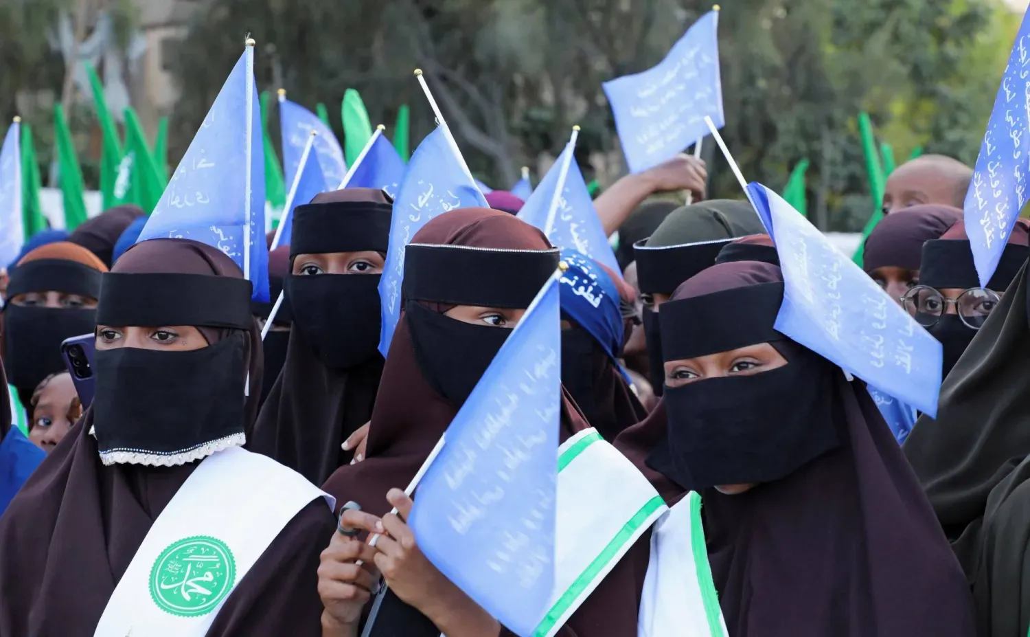 Somalili kadınlar, 4 Eylül 2025'te Mogadişu'daki İslam Merkezi'nde Hz. Muhammed'in doğumunu kutlamak için yürüyorlar (Reuters)