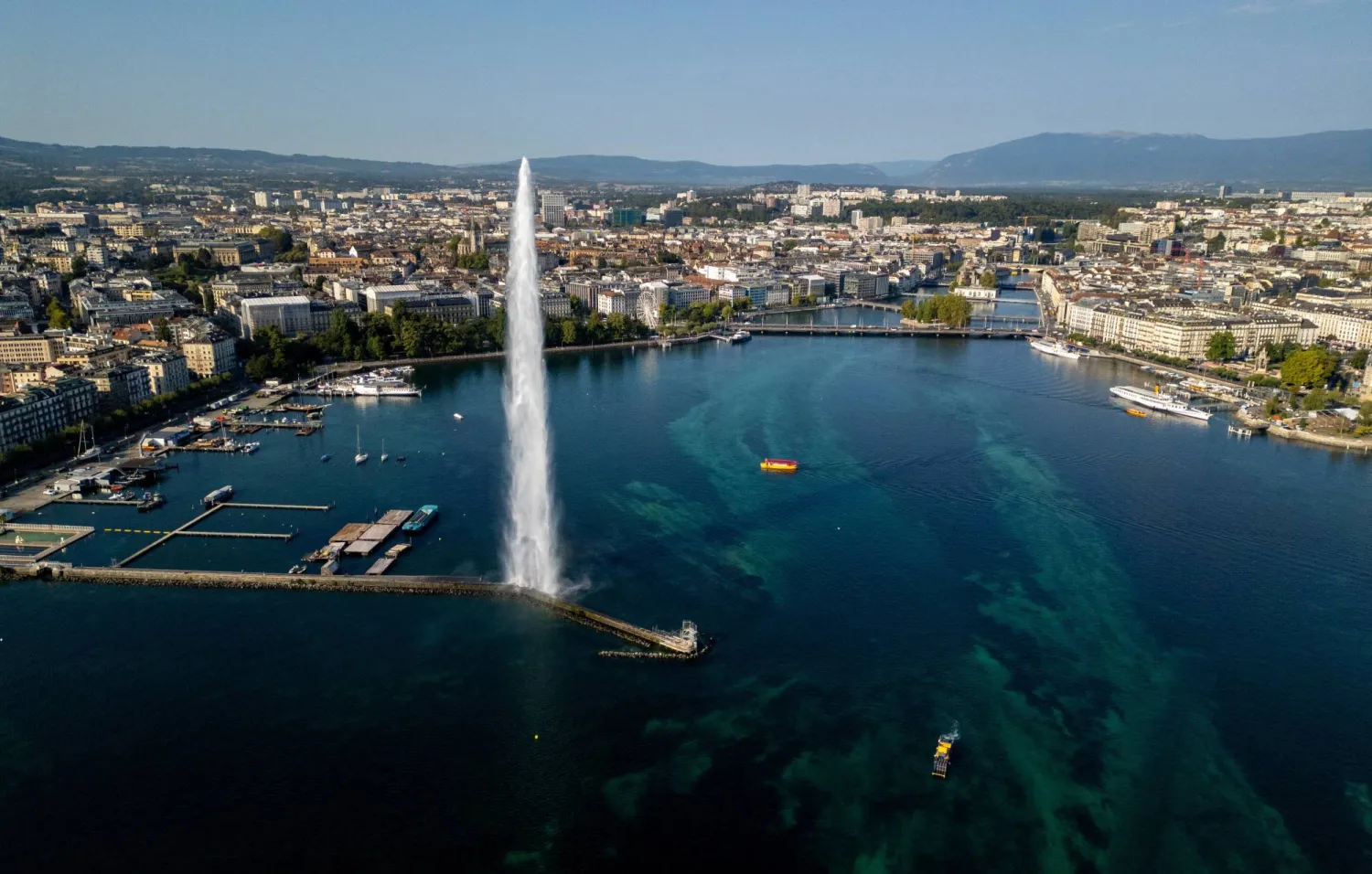 مشهد جوي من مدينة جنيف السويسرية (رويترز)