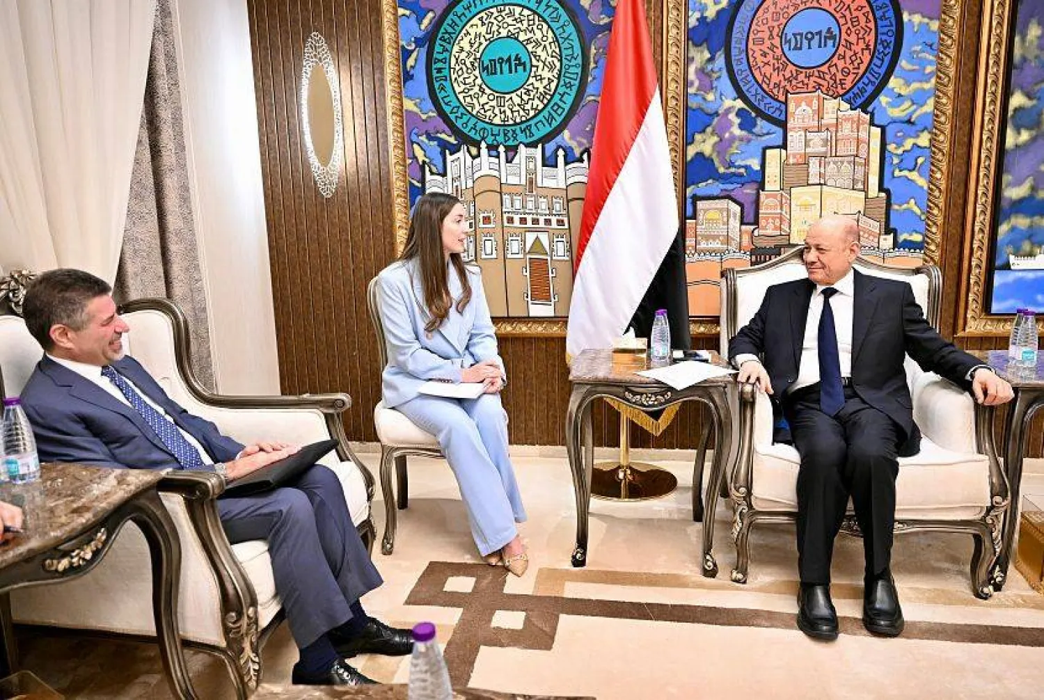 رئيس مجلس القيادة الرئاسي رشاد العليمي مع سفير الولايات المتحدة لدى اليمن ستيفن فاجن (سبأ)