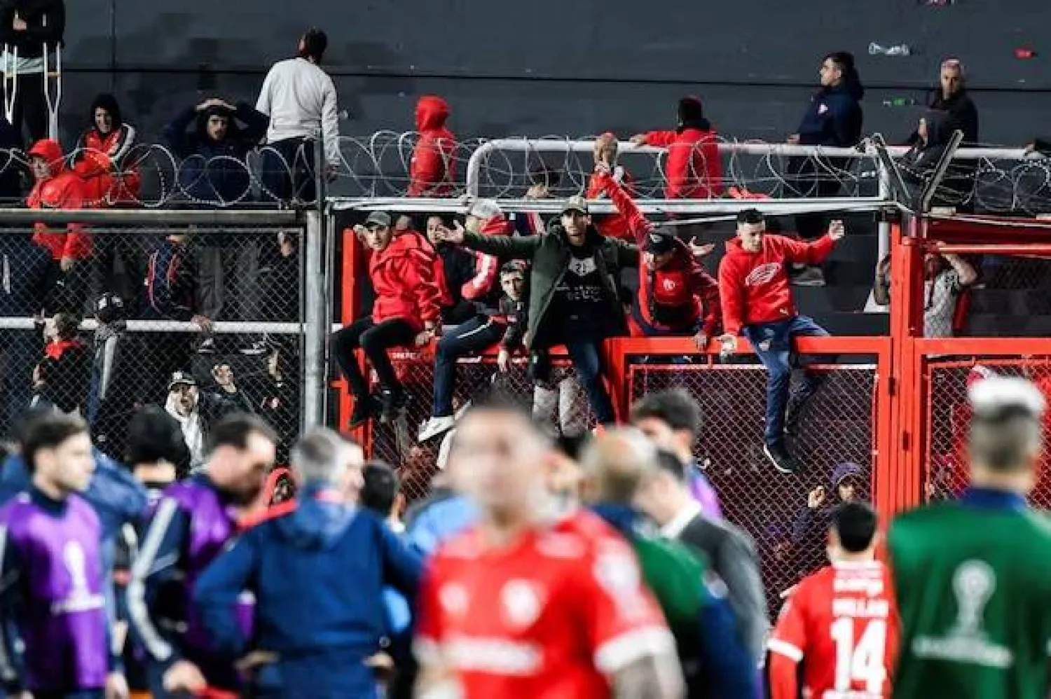 أحداث عنف شابت مباراة إنديبندينتي ويونيفرسيداد في «كوبا سود أمريكانا» (رويترز)