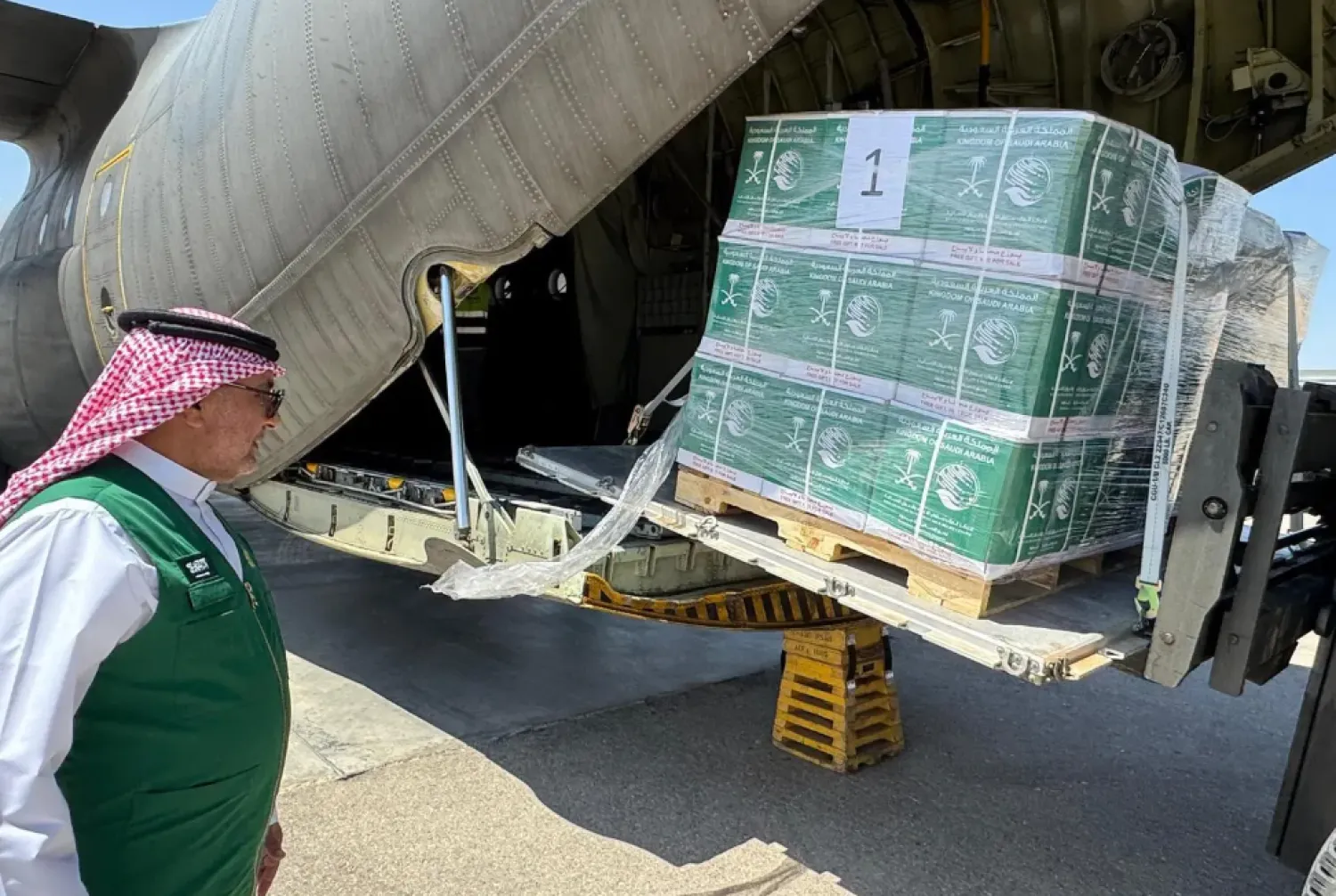 The 61st Saudi relief plane arriving at El Arish International Airport in Egypt - SPA