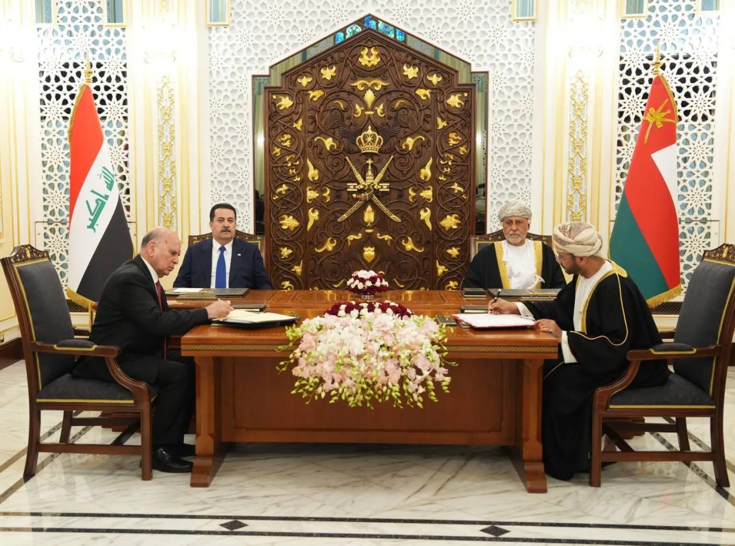 رئيس الحكومة العراقية محمد شياع السوداني حاضراً توقيع مذكرات تفاهم مع سلطنة عمان (إعلام حكومي)