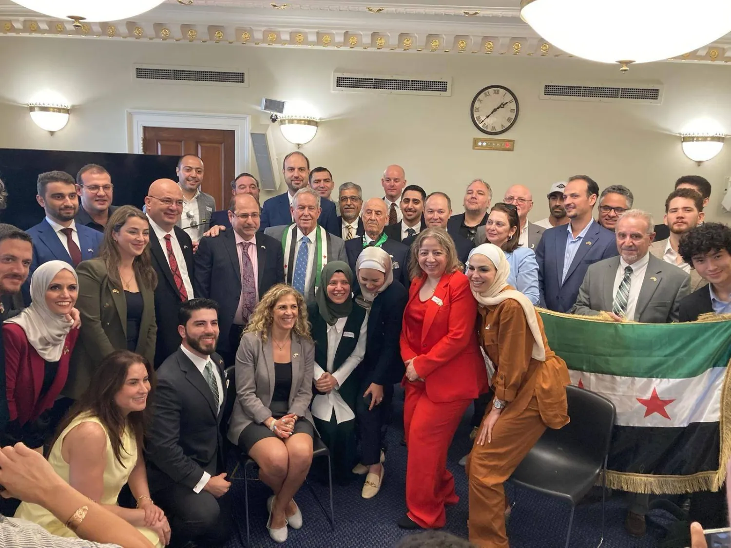 المشاركون في «يوم المناصرة الطارئ» مع عدد من النواب الأميركيين بمبنى الكابيتول (الشرق الأوسط)