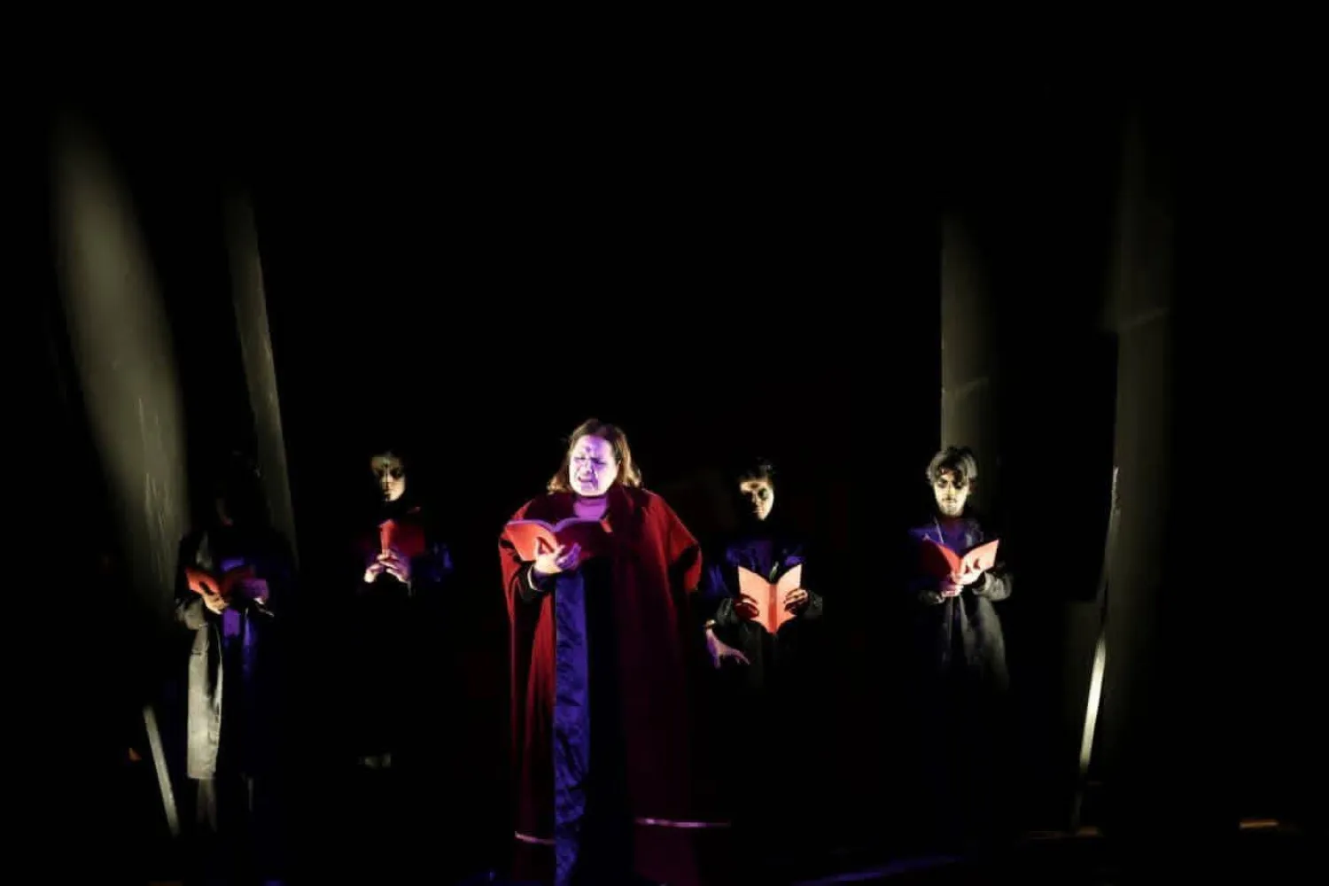 العرض اعتمد على الإضاءة القاتمة المقبضة (إدارة المهرجان)