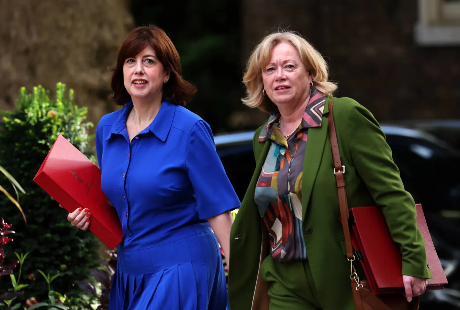 رئيسة مجلس العموم لوسي باول (يسار) إلى جانب رئيسة مجلس اللوردات البارونة أنجيلا سميث من باسيلدون (يمين) (إ.ب.أ)