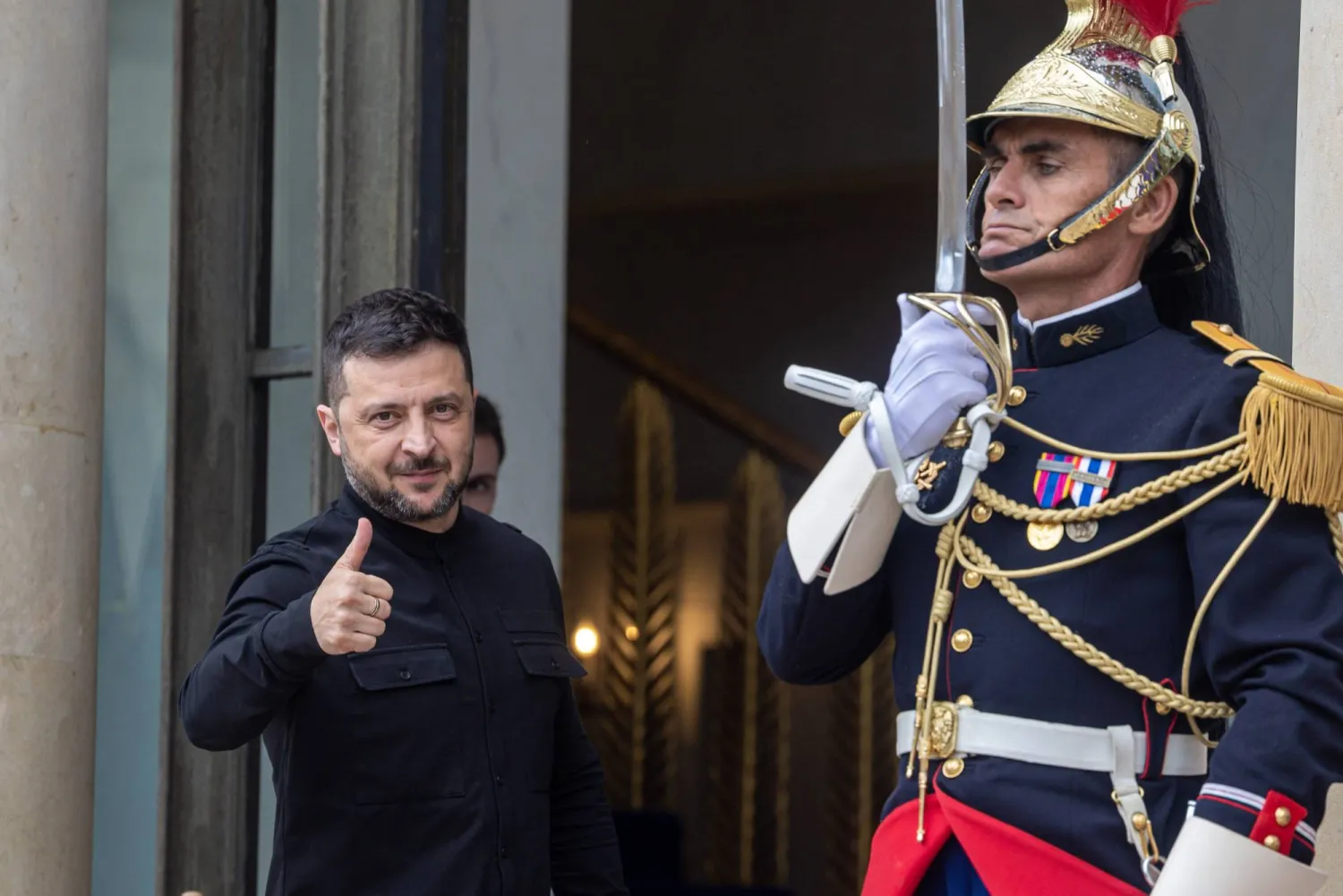 الرئيس الأوكراني فولوديمير زيلينسكي خلال دخوله قصر الإليزيه للمشاركة في اجتماع «تحالف الراغبين» (إ.ب.أ)