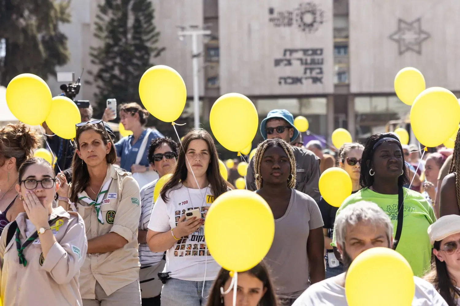 Tel Aviv'deki protestocular dün Gazze savaşının sona ermesini ve Hamas tarafından tutulan İsrailli rehinelerin serbest bırakılmasını talep etti. (Reuters)