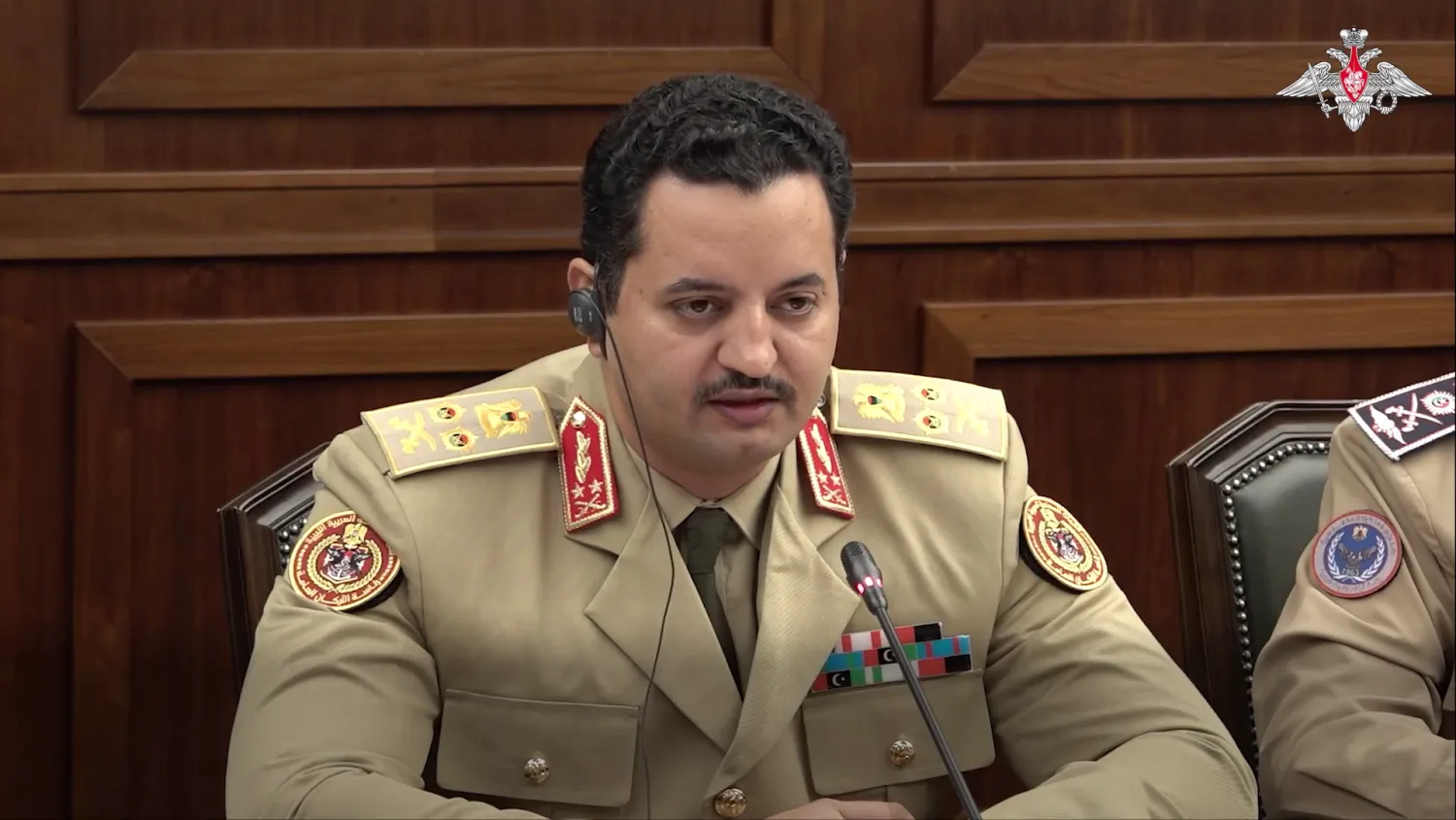 خالد حفتر رئيس الأركان العامة للجيش الوطني الليبي خلال مباحثات في موسكو (لقطة من فيديو لوزارة الدفاع الروسية)