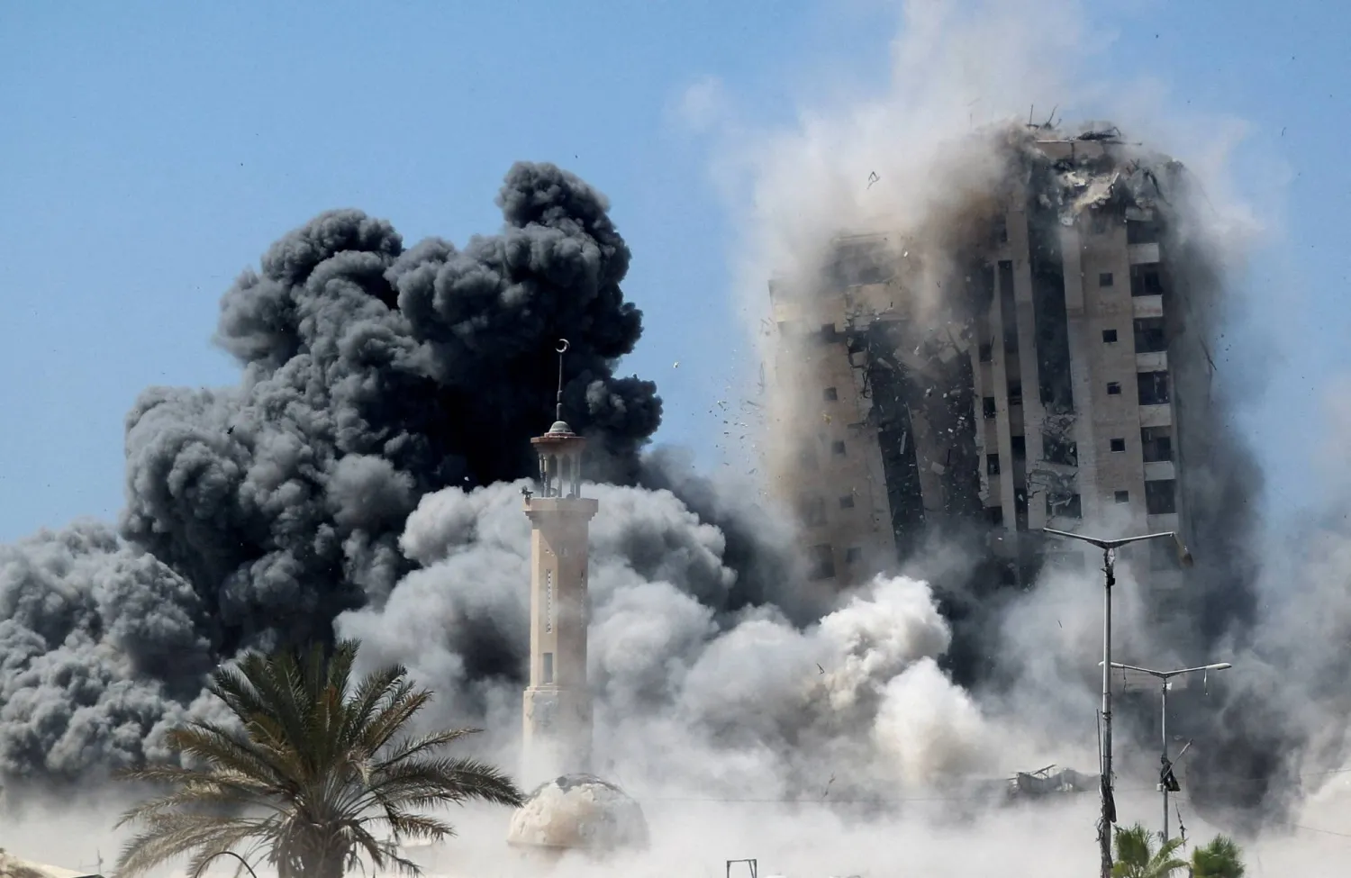 Smoke rises as a building hit by an Israeli air strike collapses, in Gaza City, September 5, 2025. REUTERS/Mahmoud Issa
