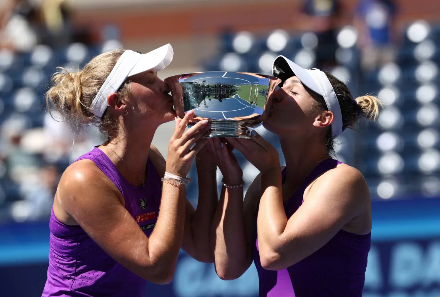 الكندية غابرييلا دابروفسكي والنيوزيلندية إيرين روتليف تحتفلان بلقب «فلاشينغ ميدوز» (رويترز)