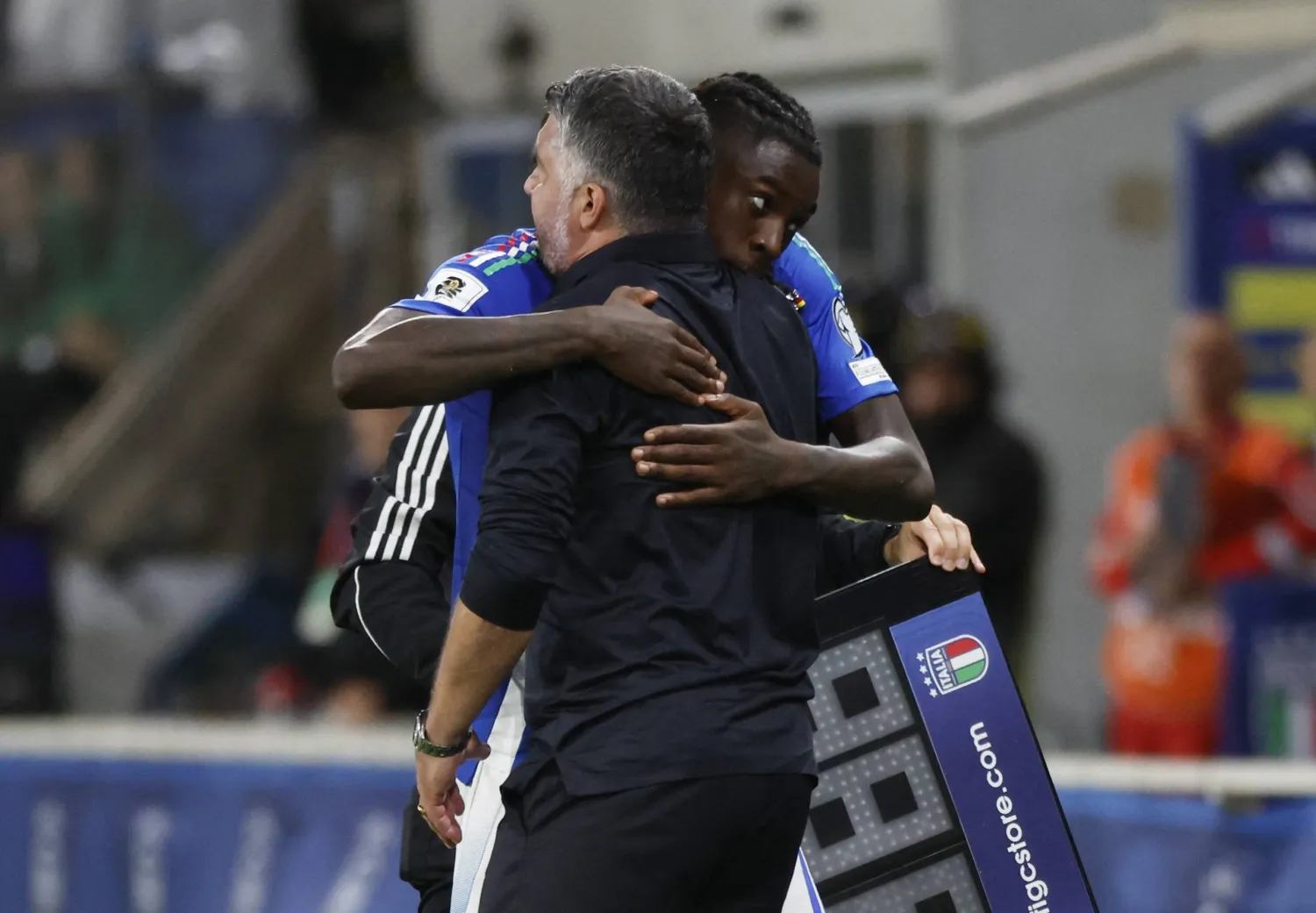 غينارو غاتوزو يحتفل مع لاعبه مويس كين بالفوز الكبير (رويترز)