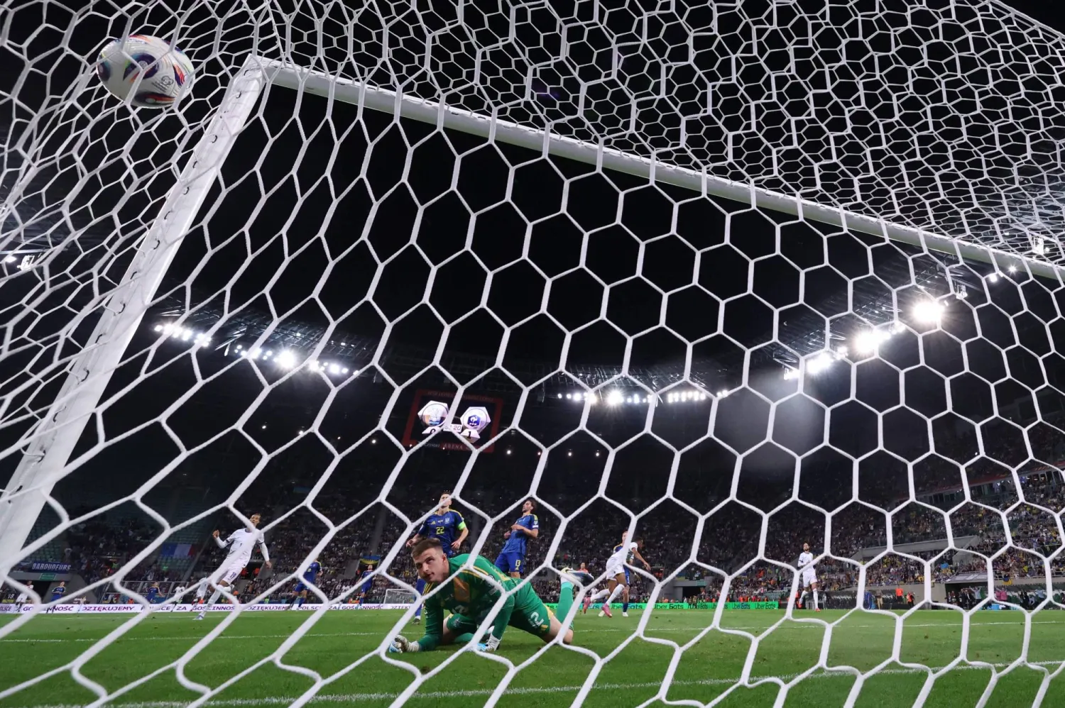 كرة مبابي تسكن مرمى أوكرانيا هدفا ثانيا لفرنسا (أ.ف.ب)