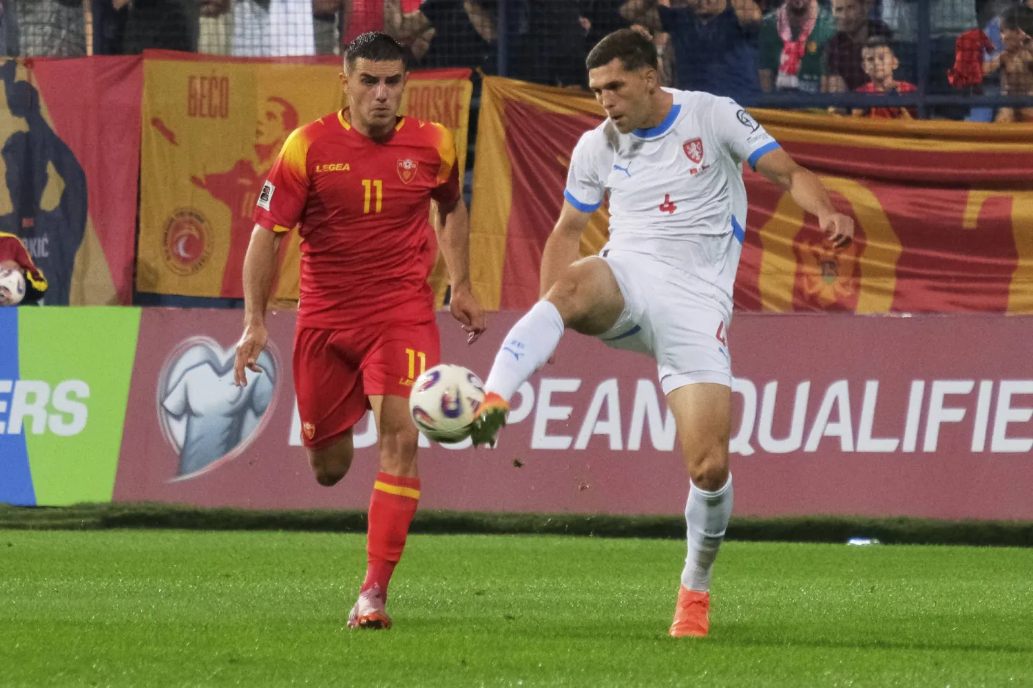 التشيك هزمت مونتينيغرو بأرضها (أ.ب)