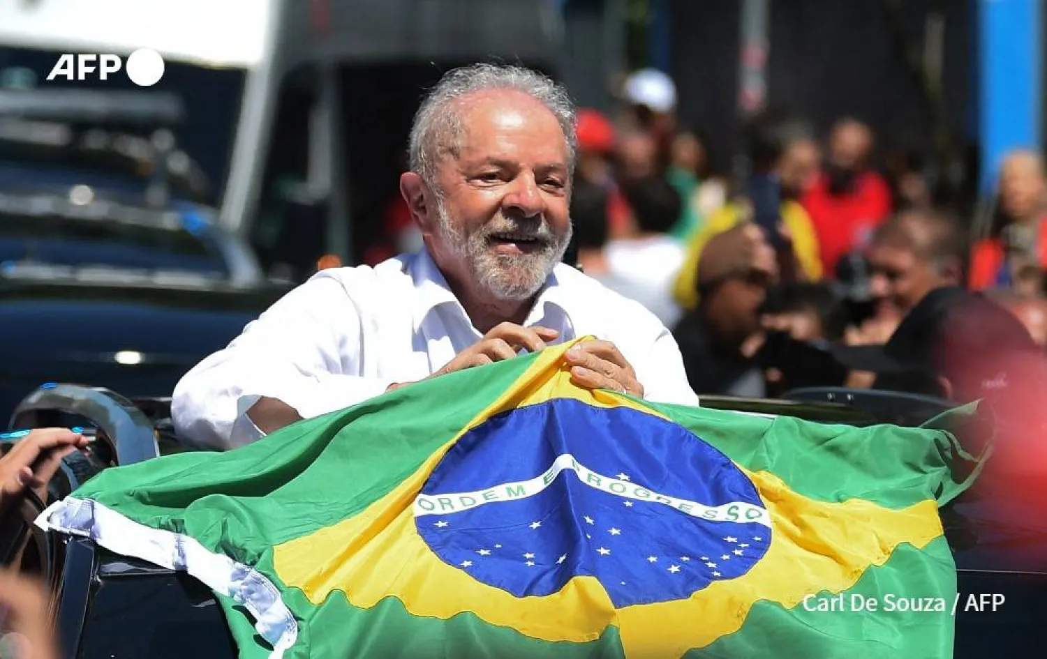 لولا... رافعاً العلم البرازيلي (آ ف ب)