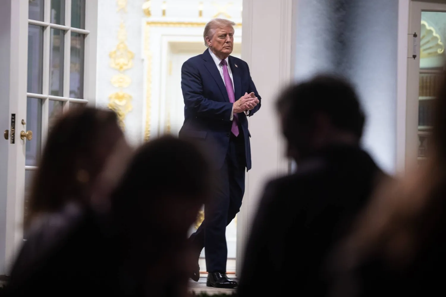 ترمب مغادراً مكتبه البيضاوي لاستقبال أعضاء حكومته وأعضاء الكونغرس في حفل عشاء أقيم بحديقة الورود (إ.ب.أ)