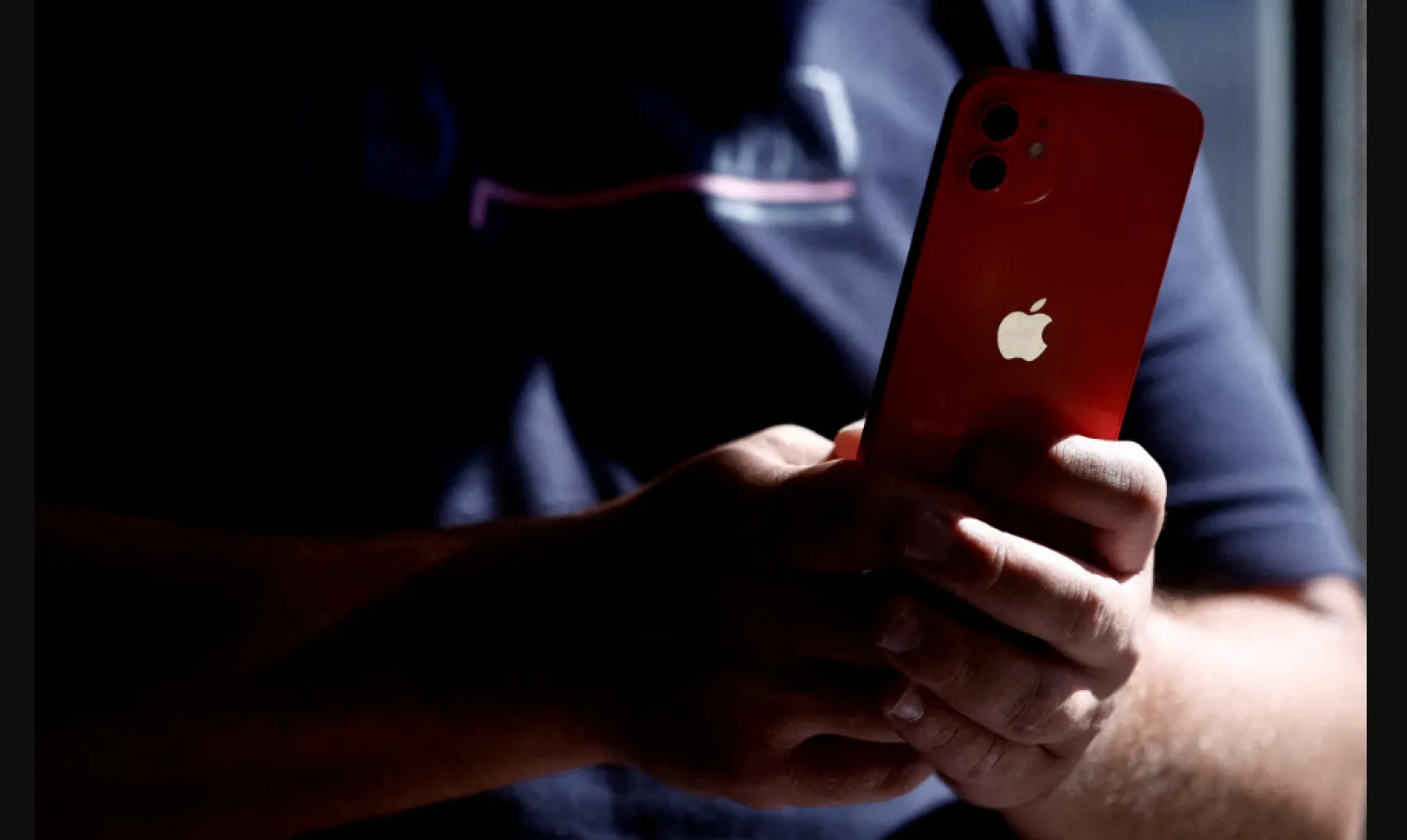 ضعف اليد والمعصم شكوى شائعة ترتبط غالباً بالاستخدام المزداد للهواتف الذكية (رويترز)