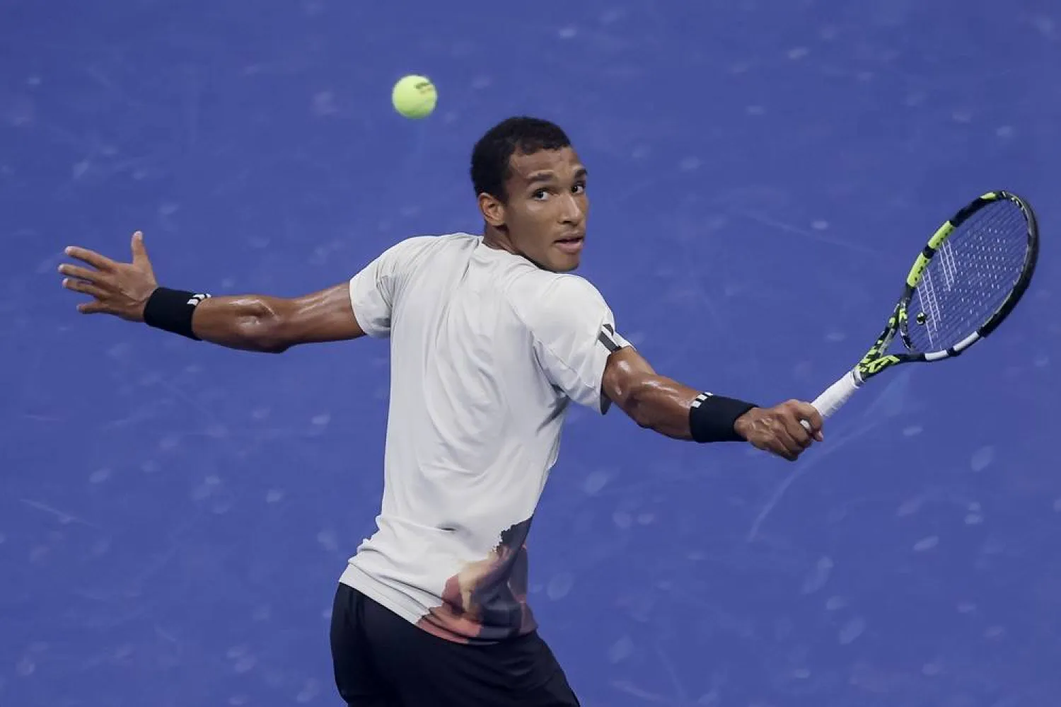 Felix Auger-Aliassime of Canada in action against Jannik Sinner of Italy during the men's singles semifinals during the US Open Tennis Championships at the USTA Billie Jean King National Tennis Center in Flushing Meadows, New York, USA, 05 September 2025. (EPA)