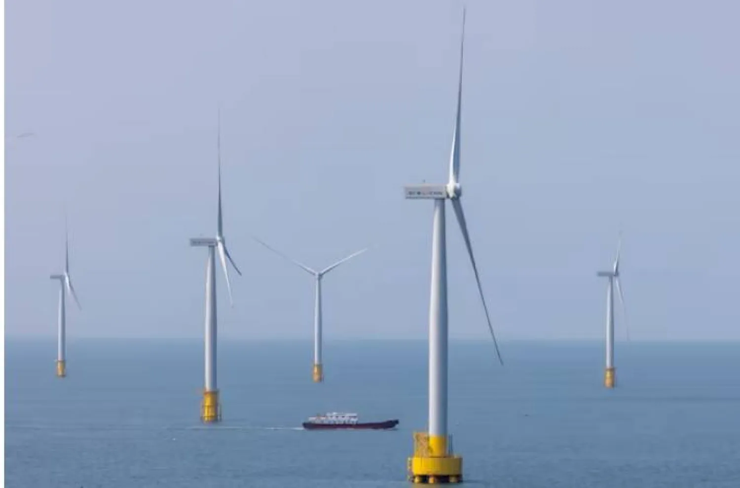 سفينة تبحر بين توربينات الرياح في مضيق تايوان قبالة ساحل جزيرة بينغتان مقاطعة فوجيان الصين (أرشيفية - رويترز)