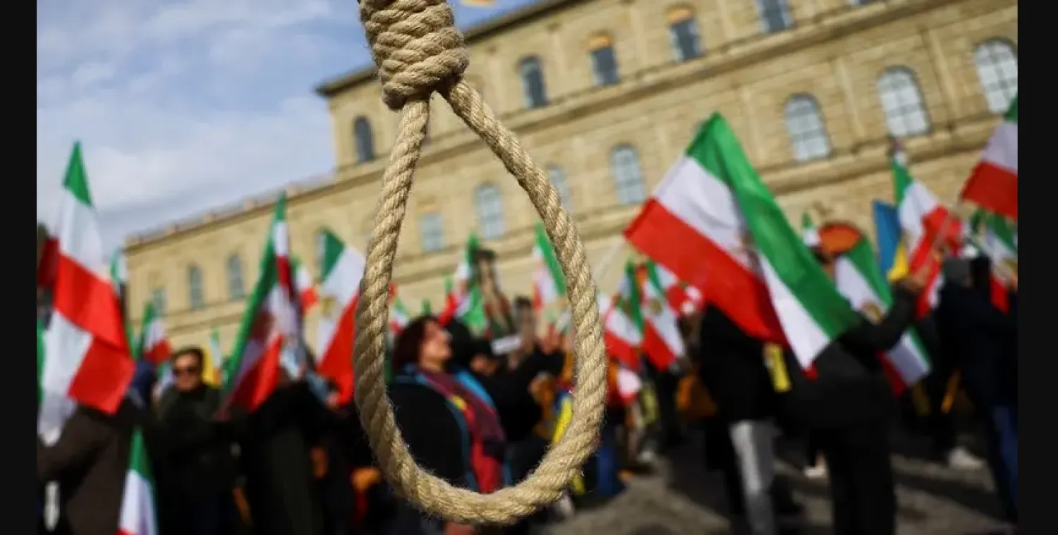 حبل مشنقة يظهر خلال احتجاج مناهض للحكومة الإيرانية خلال مؤتمر ميونيخ للأمن بألمانيا عام 2023 (رويترز)