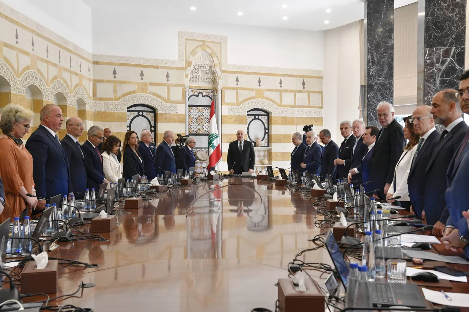 جوزيف عون يرأس جلسة لمجلس الوزراء في القصر الرئاسي في بعبدا أمس حيث ناقش مجلس الوزراء اللبناني خطة الجيش لنزع السلاح (إ.ب.أ)