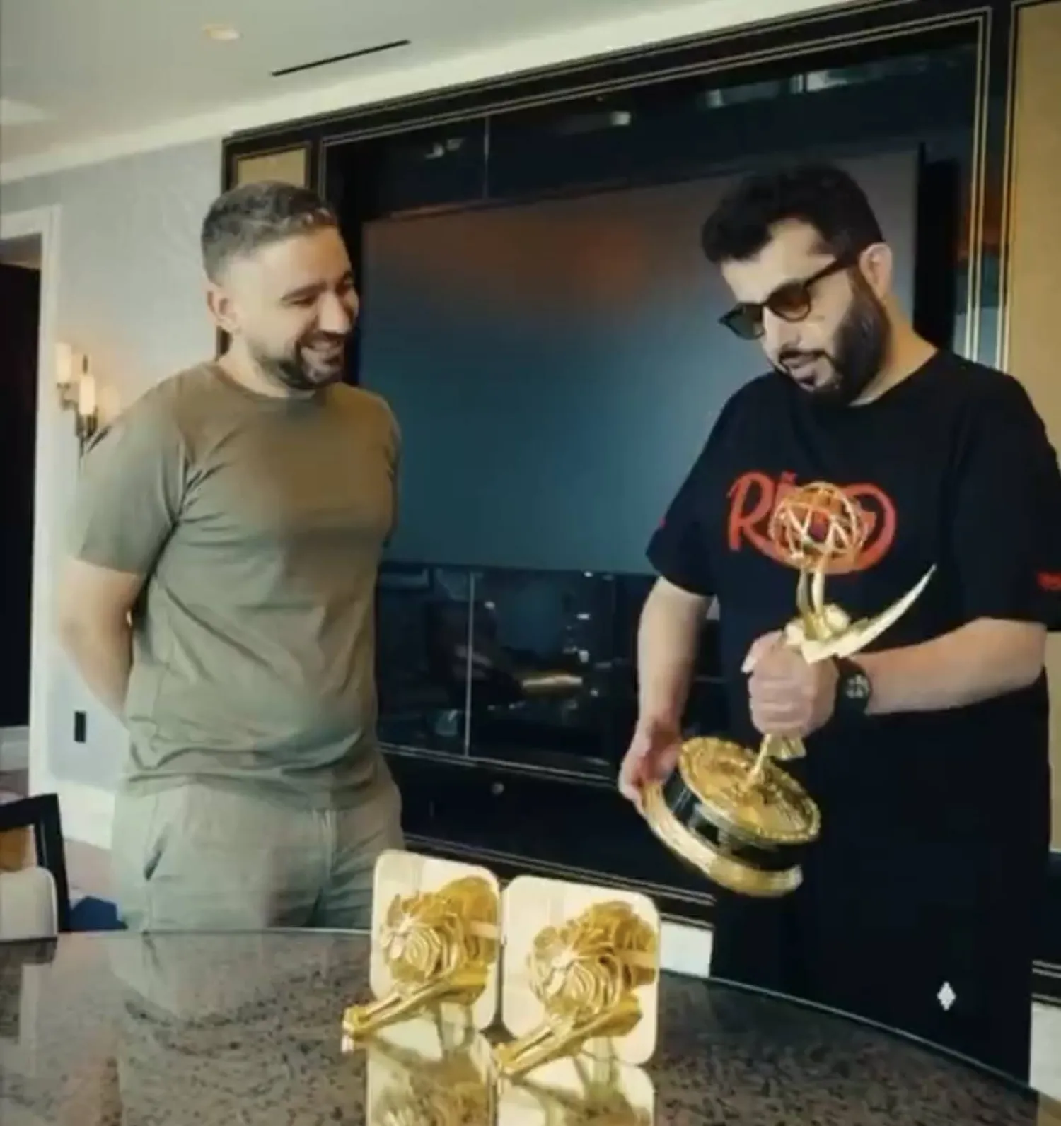 تركي آل الشيخ لحظة تسلمه الجائزة (حسابه في إكس)