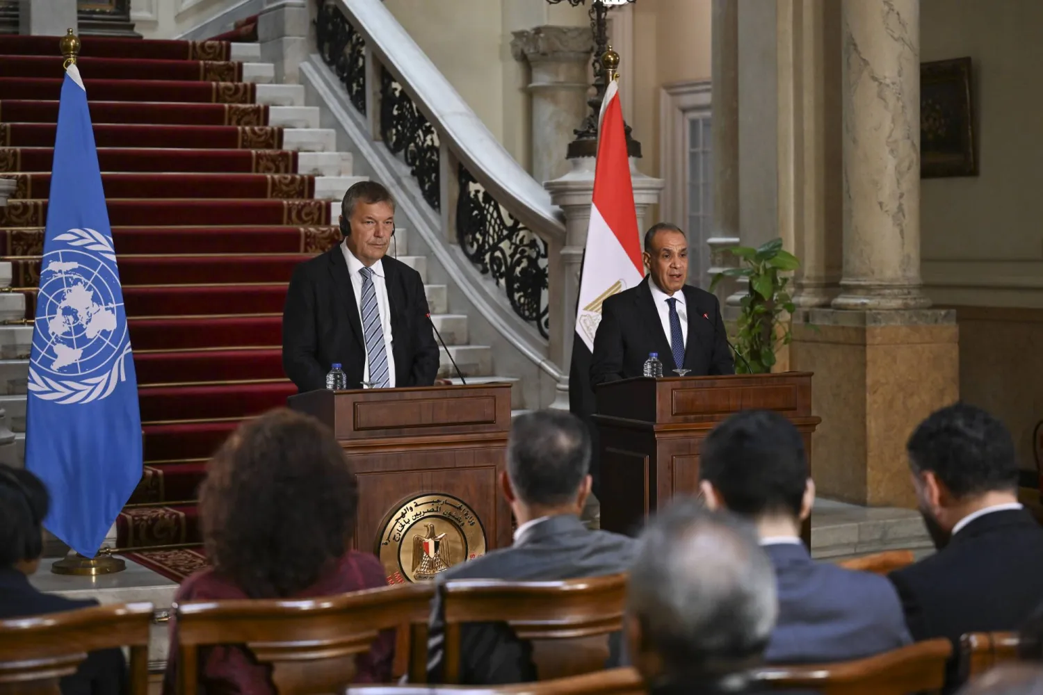 وزير الخارجية المصري بدر عبد العاطي والمفوض العام لوكالة الأمم المتحدة لغوث وتشغيل اللاجئين الفلسطينيين (الأونروا) فيليب لازاريني في القاهرة (إ.ب.أ)