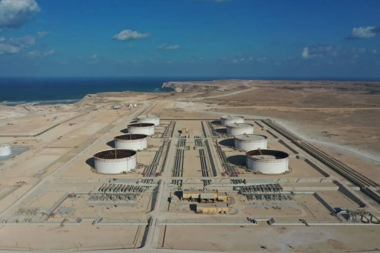 صهاريج لتخزين النفط في المنطقة الاقتصادية بسلطنة عمان (إكس)