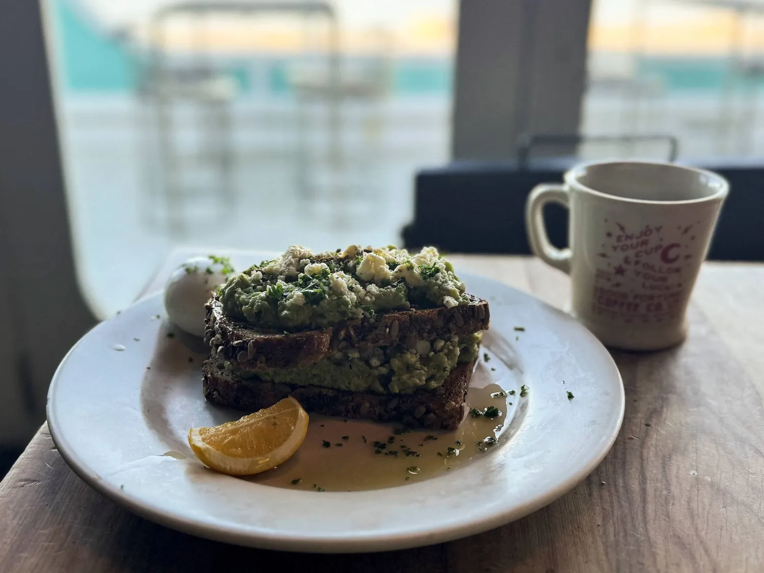 وجبة من الأفوكادو والبيض في نيوزيلندا (رويترز)