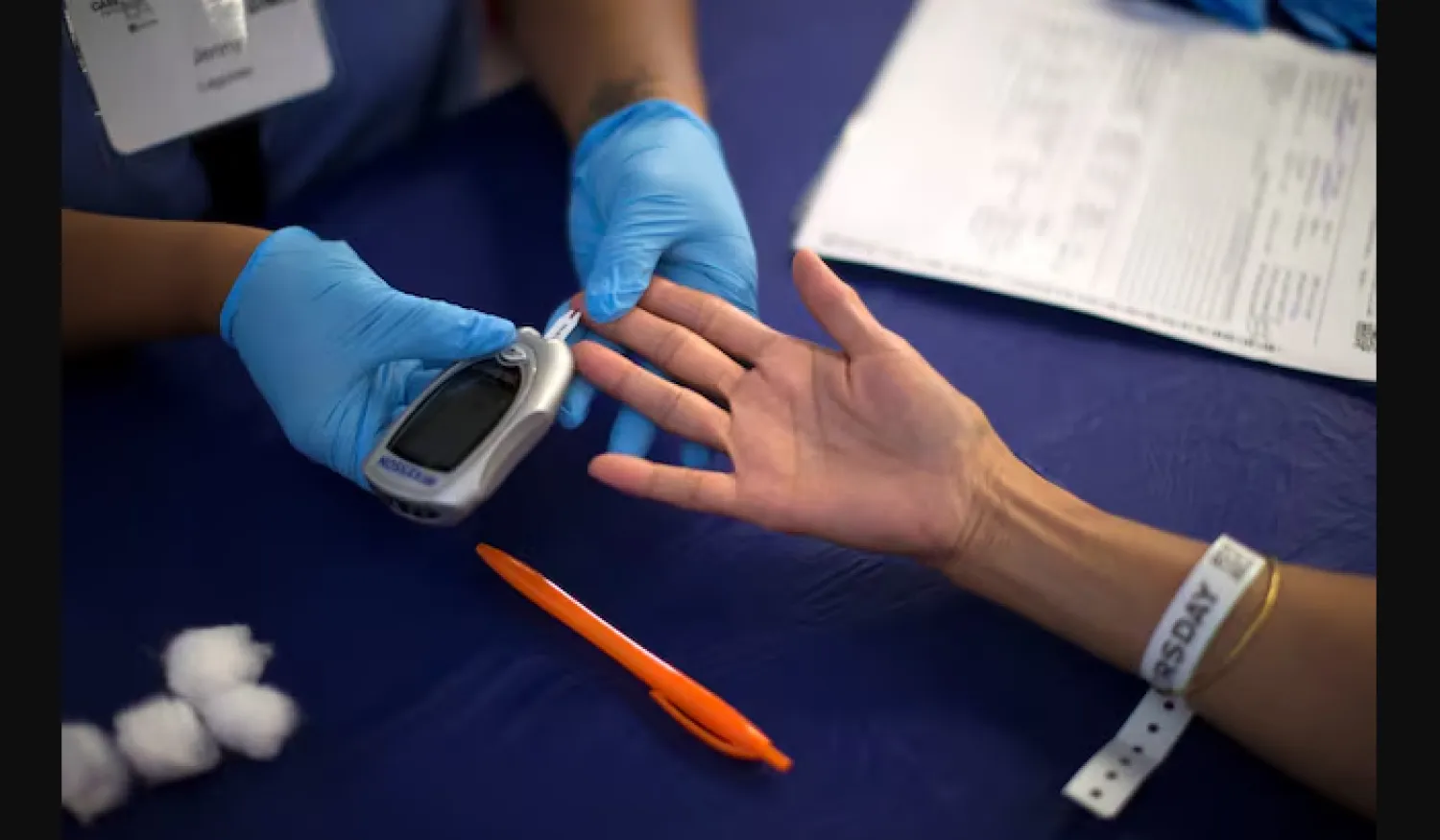 الموز يرفع مستوى السكر في الدم إذا تناولته على معدة فارغة (رويترز)