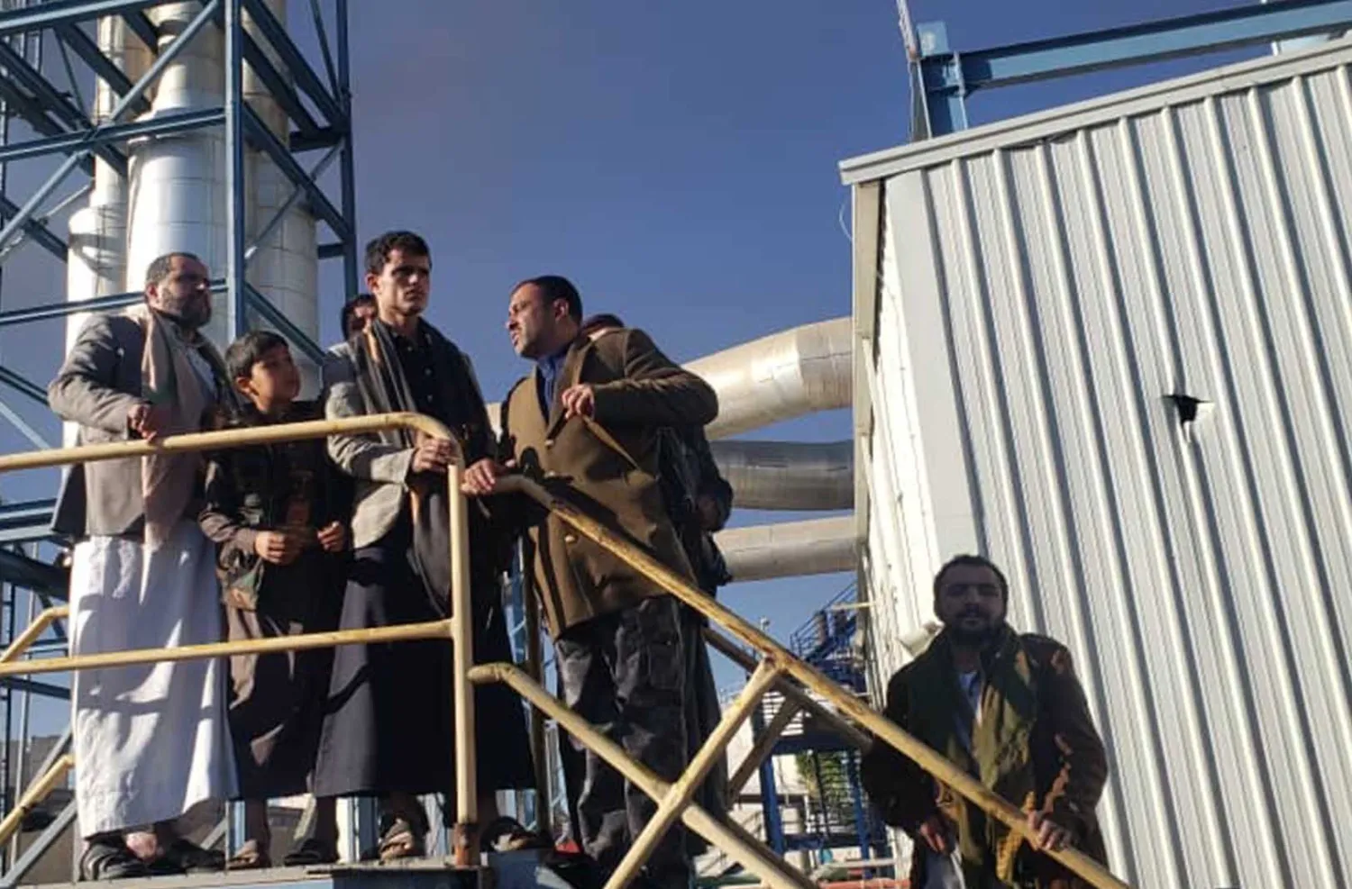 قادة حوثيون في محطة كهرباء مستهدفة بالغارات الإسرائيلية (إعلام حوثي)