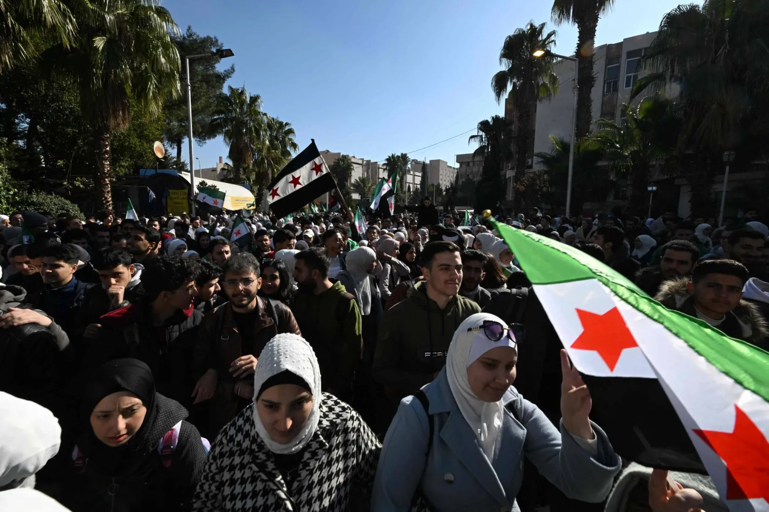 طلاب سوريون يشاركون في مسيرة بالقرب من حرم جامعة دمشق (أرشيفية - أ.ف.ب)