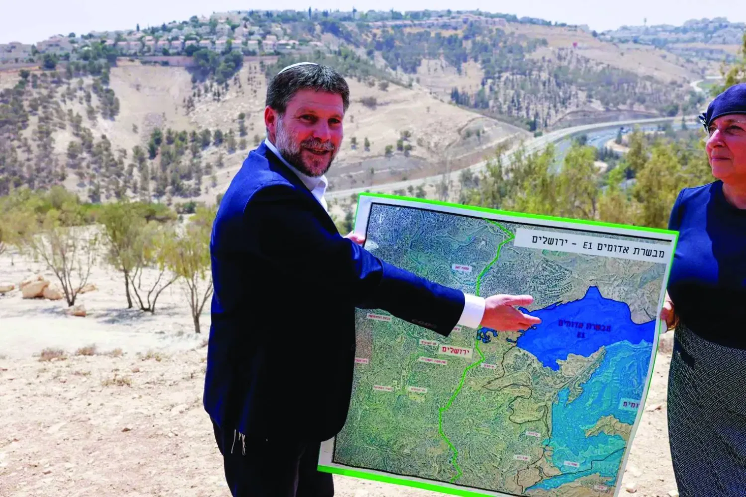 وزير المالية الإسرائيلي اليميني المتطرف بتسلئيل سموتريتش يستعرض خريطة لتوسيع مستوطنة معاليه أدوميم في الضفة الغربية (أرشيفية - أ.ف.ب)