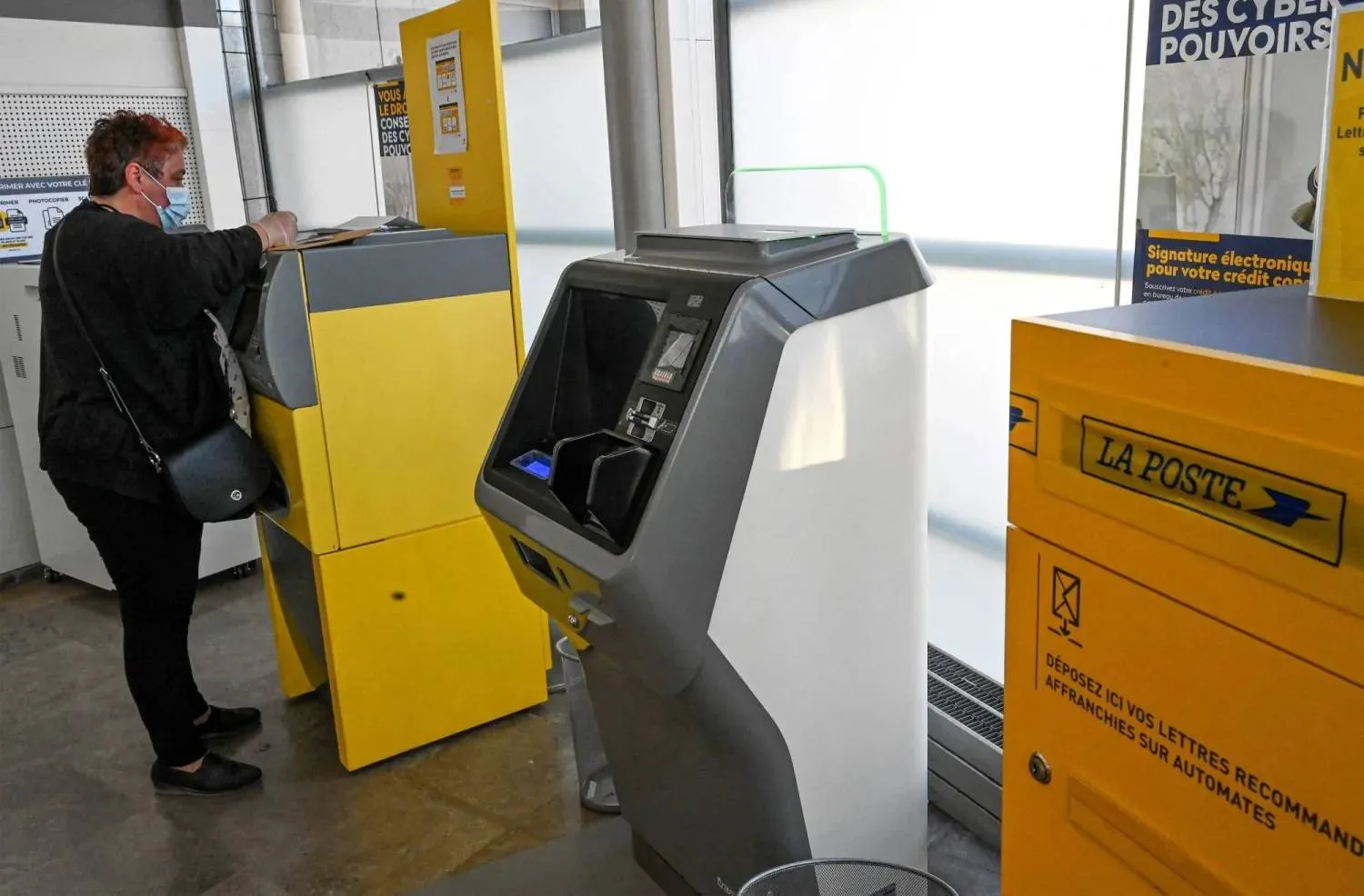 امرأة ترسل بريداً عبر أحد المكاتب في فرنسا (أ.ف.ب)