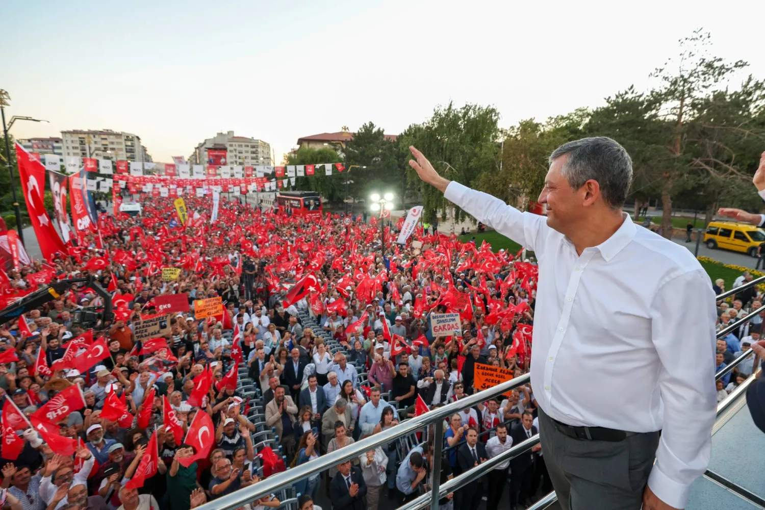 زعيم المعارضة التركية رئيس حزب «الشعب الجمهوري» أوزغور أوزيل يواجه حكماً قضائياً محتملاً بعزله (حساب الحزب في إكس)