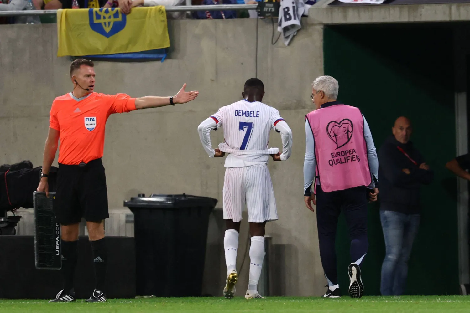 عثمان ديمبلي مهاجم فرنسا يغادر الملعب مصاباً ضد أوكرانيا (أ.ف.ب)