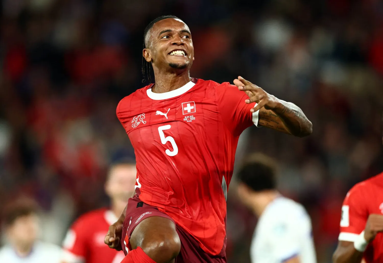 السويسري الدولي مانويل أكانجي (رويترز)