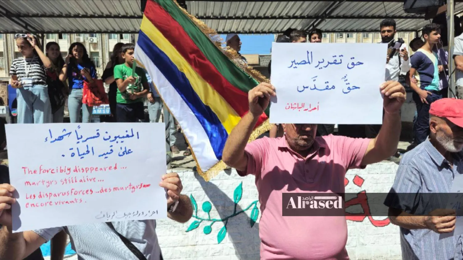 من المظاهرة التي خرجت في مدينة شهبا بريف السويداء يطالب فيها المشاركون بحق تقرير المصير (صفحة موقع «الراصد» على «فيسبوك»)