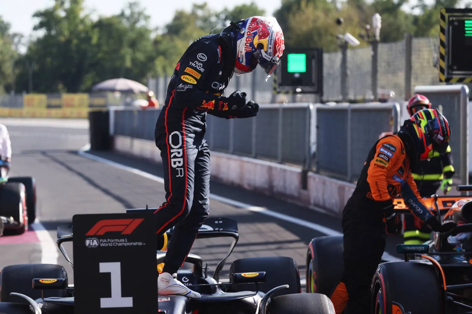 ماكس فيرستابن سائق «ريد بول» يحتقل بعد حصوله على المركز الأول في التجارب التأهيلية على حلبة مونزا الوطنية السبت (رويترز)