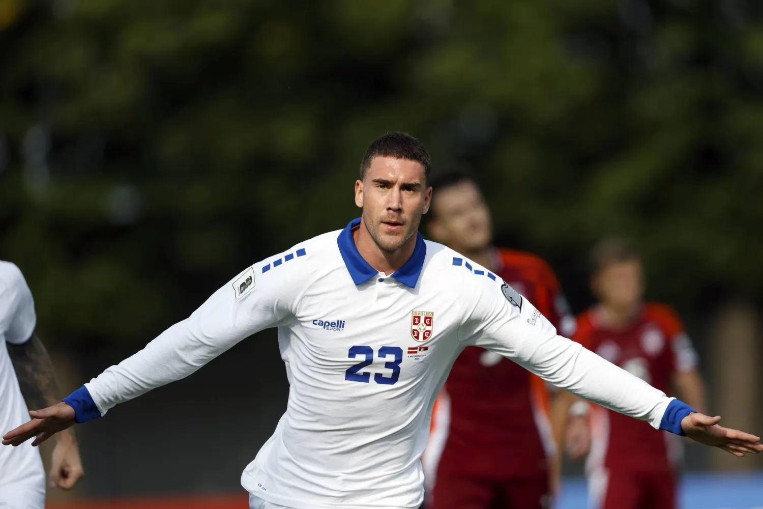 دوشان فلاهوفيتش يحتفل بهدفه في لاتفيا (إ.ب.أ)