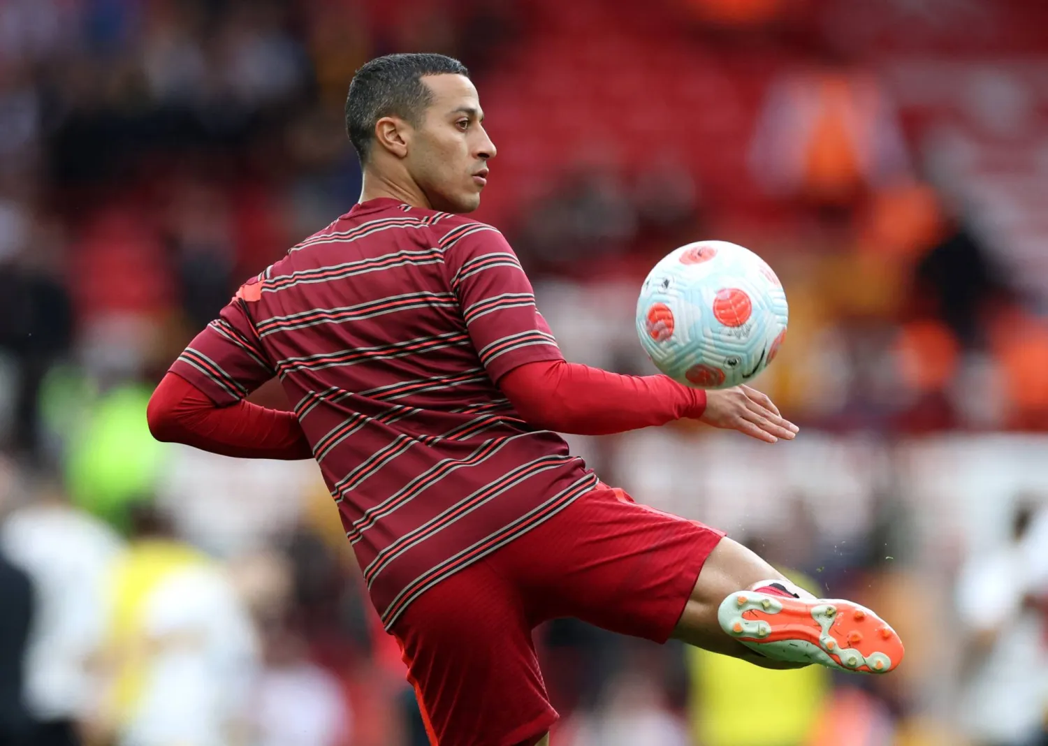 تياغو ألكانتارا لاعب برشلونة السابق (رويترز)