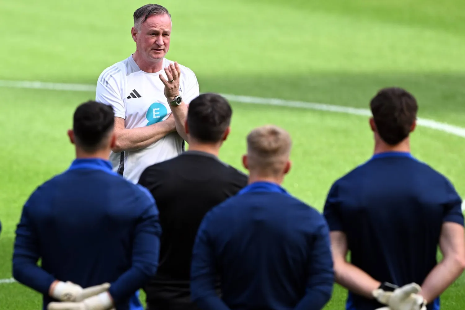 مايكل أونيل المدير الفني لمنتخب آيرلندا الشمالية مع لاعبيه (د.ب.أ)