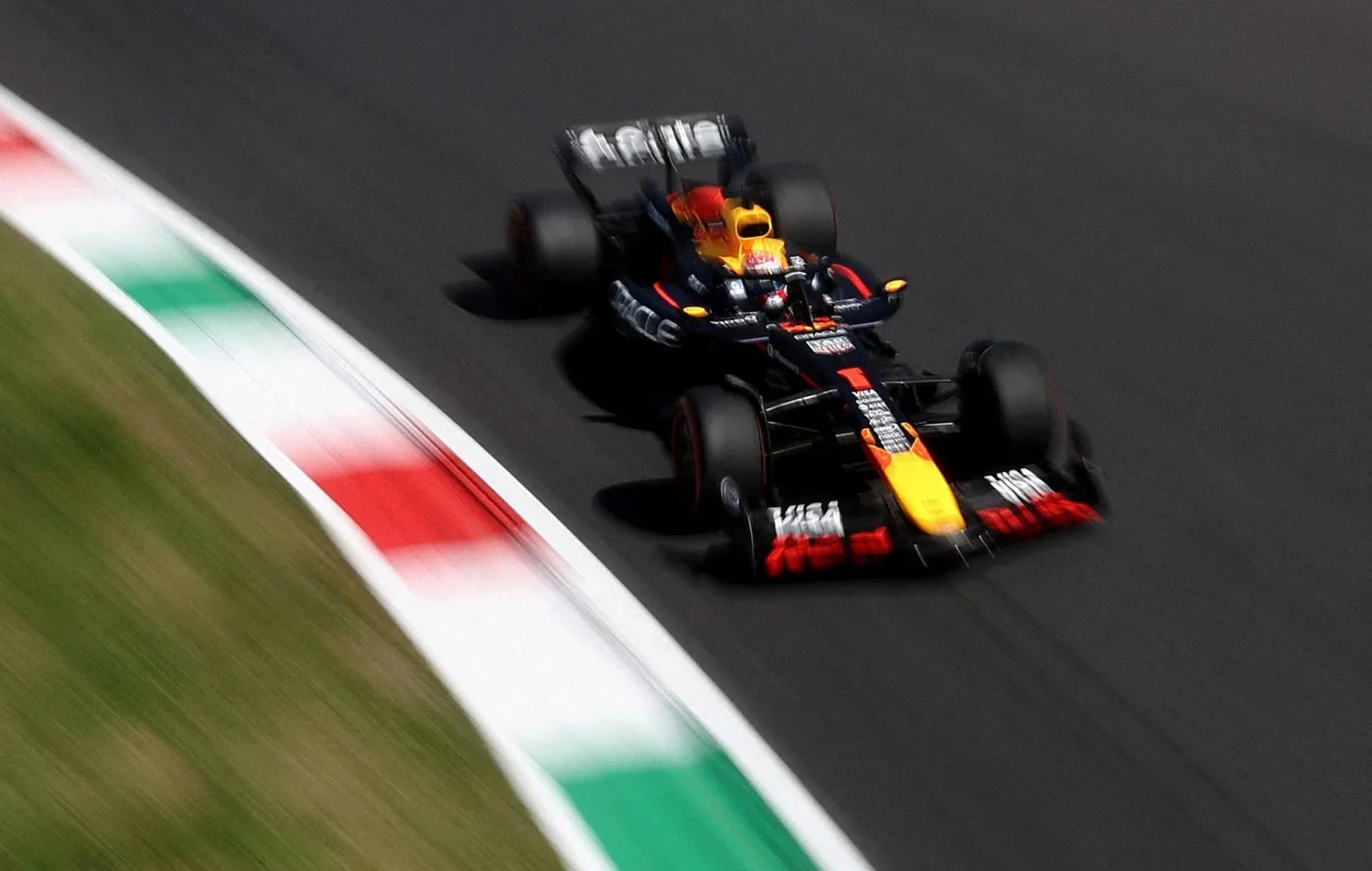 الهولندي ماكس فيرستابن يحقق أسرع لفة في إيطاليا (رويترز)